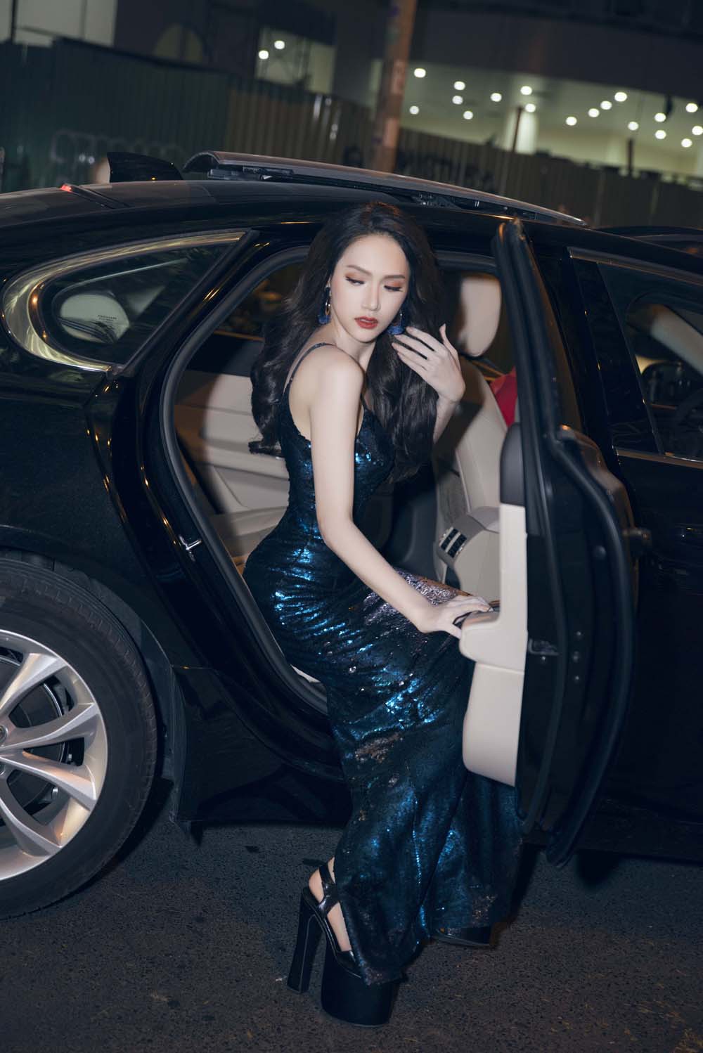 Đi guốc cà kheo điệu nghệ, Hương Giang lần đầu làm vedette quá ấn tượng trên sân khấu VIFW